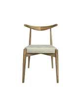 Japandi stoel van essenhout in naturel kleur met witte bouclé stof, minimalistisch design geïnspireerd door Japanse en Scandinavische stijlen